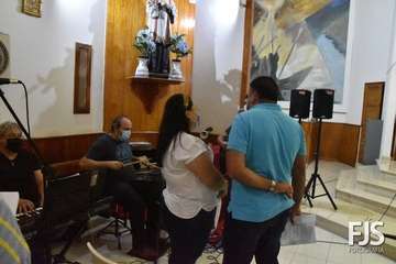  Decenas de fieles rinden pleitesía a San Antonio de Padua en Clavellinas/Francisco Javier Santana.